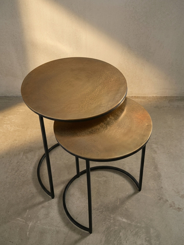 Alternative Perspektive auf das 3er-Set Beistelltische, die das harmonische Zusammenspiel der gestaffelten Höhen und Durchmesser betont._