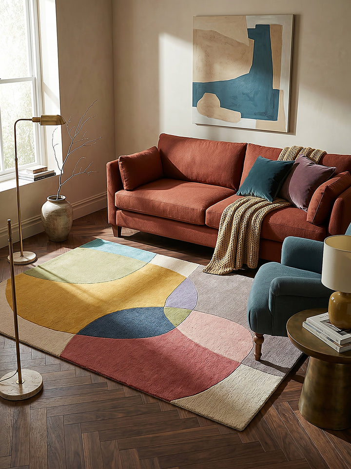 Teppich Multi rechteckig Editorial Interior als Designobjekt drapiert hochwertige Wohnaccessoires_
