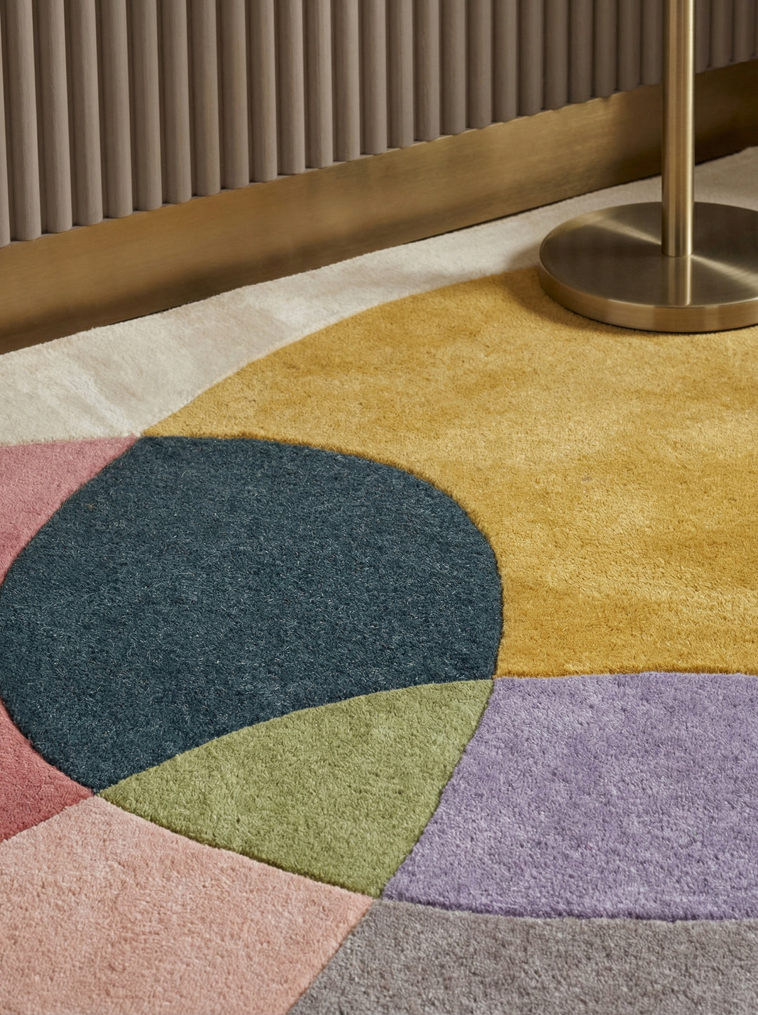 Abstrakter, handgetufteter Teppich aus Wolle mit verschiedenen bunten Flächen_