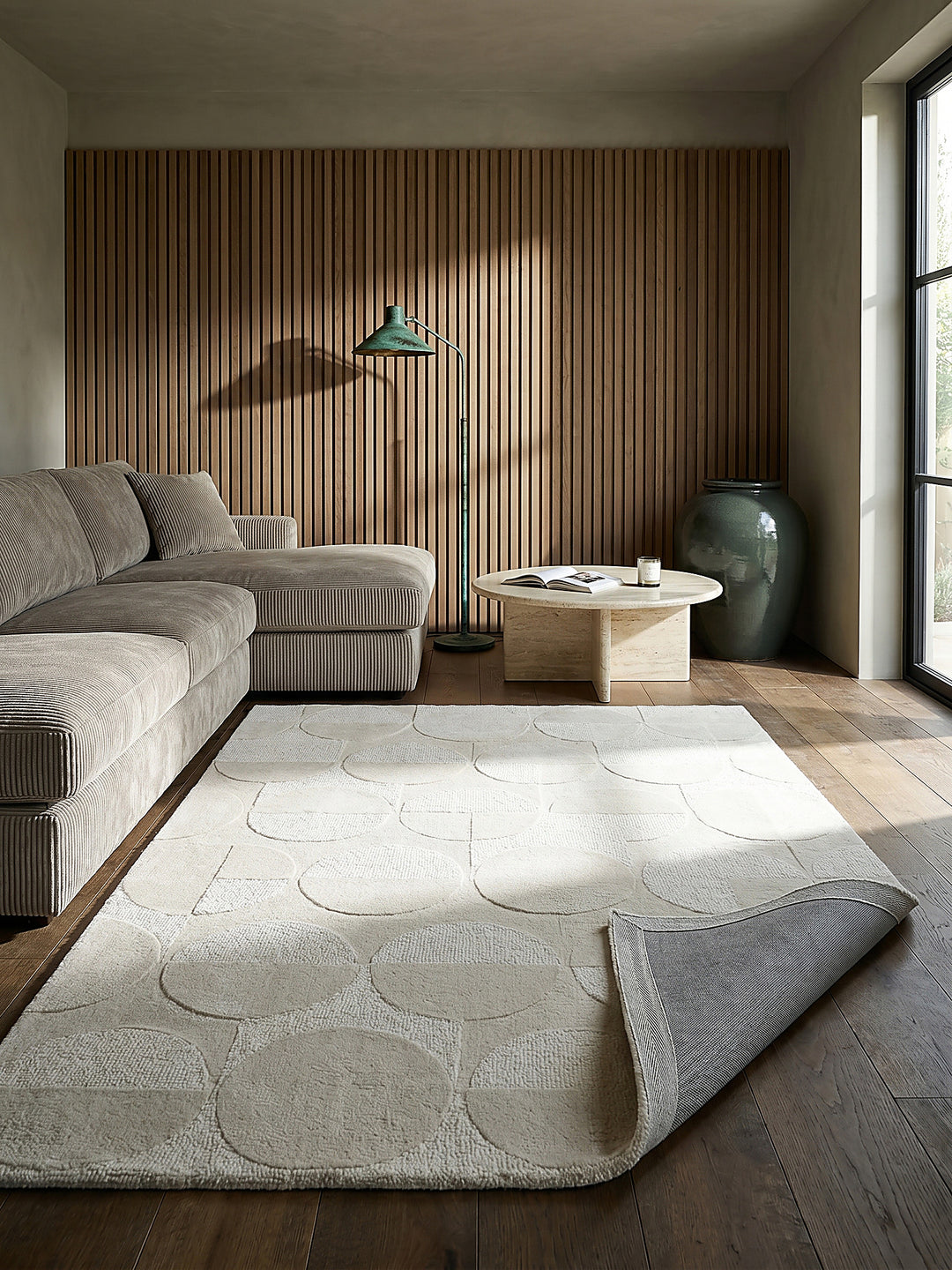 Teppich Natur rechteckig Editorial Interior als Designobjekt drapiert hochwertige Wohnaccessoires_