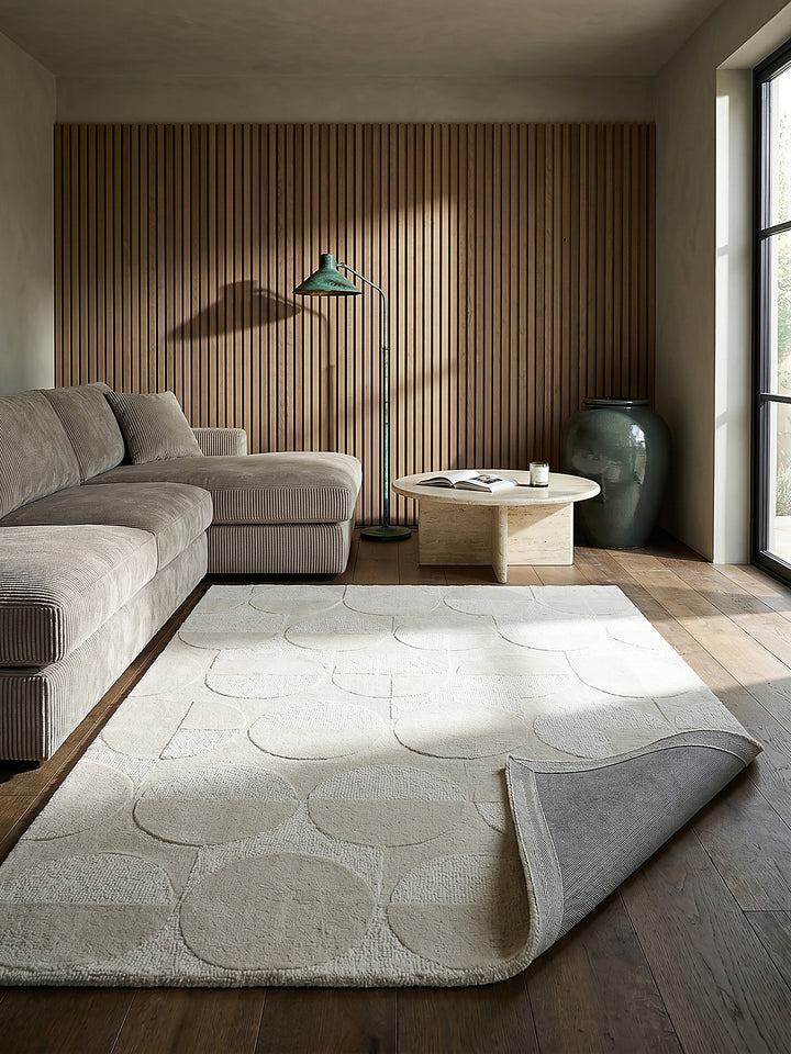 Teppich Natur rechteckig Editorial Interior als Designobjekt drapiert hochwertige Wohnaccessoires_
