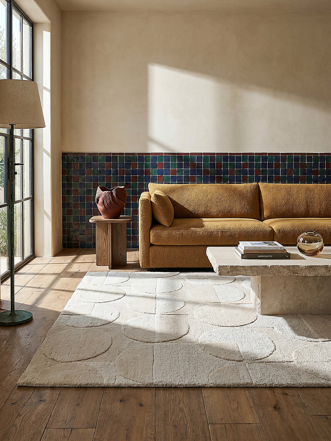 Teppich Elfenbein rechteckig Editorial Interior als Designobjekt drapiert hochwertige Wohnaccessoires_
