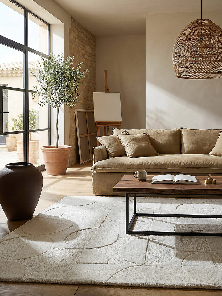 Teppich Elfenbein rechteckig im Wohnzimmer mit Couchtisch und Wohnaccessoires Wohnidee skandinavisch modern_