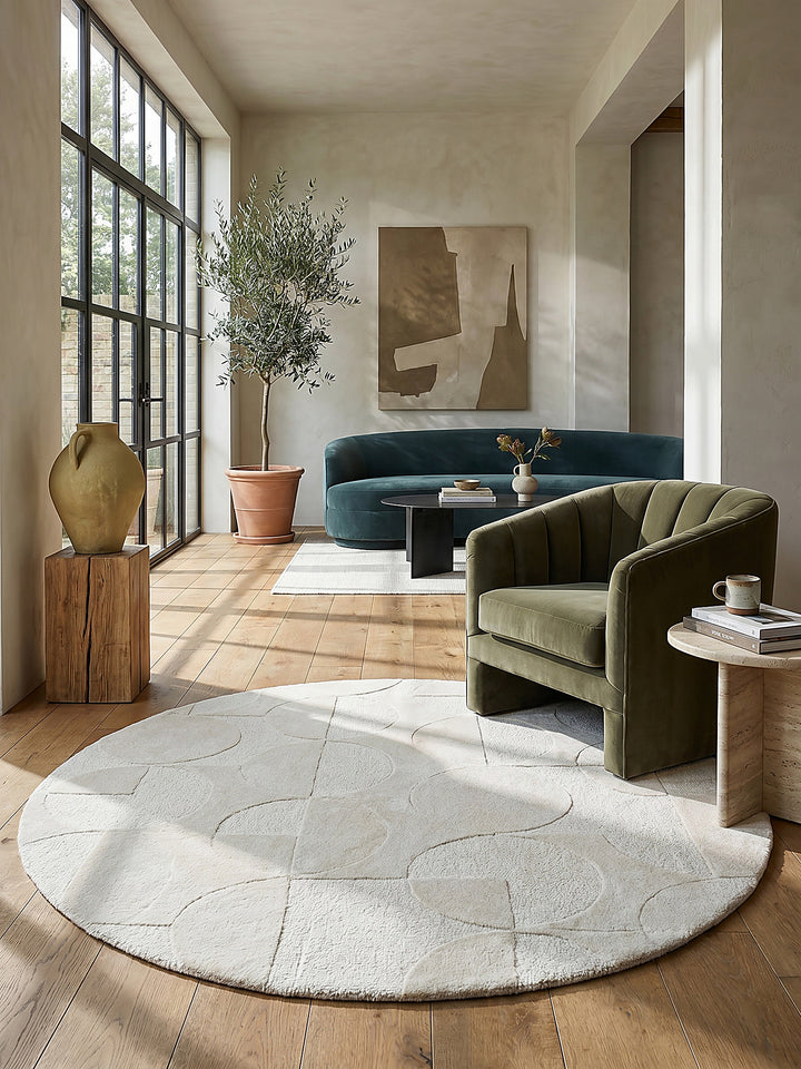 Teppich Elfenbein rund im Wohnzimmer mit Couchtisch und Wohnaccessoires Wohnidee skandinavisch modern_