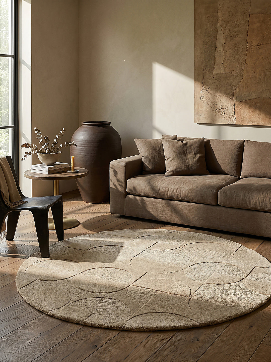 Teppich Braun rund Editorial Interior als Designobjekt drapiert hochwertige Wohnaccessoires NOAH_