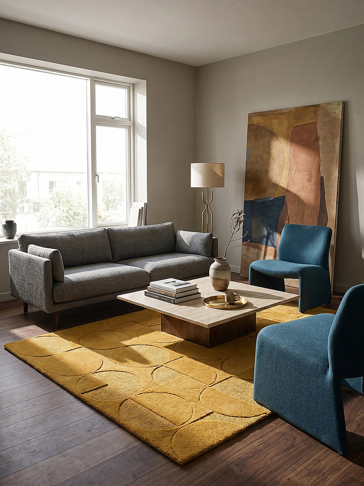 Teppich Senfgelb rechteckig Editorial Interior als Designobjekt drapiert hochwertige Wohnaccessoires NOAH_