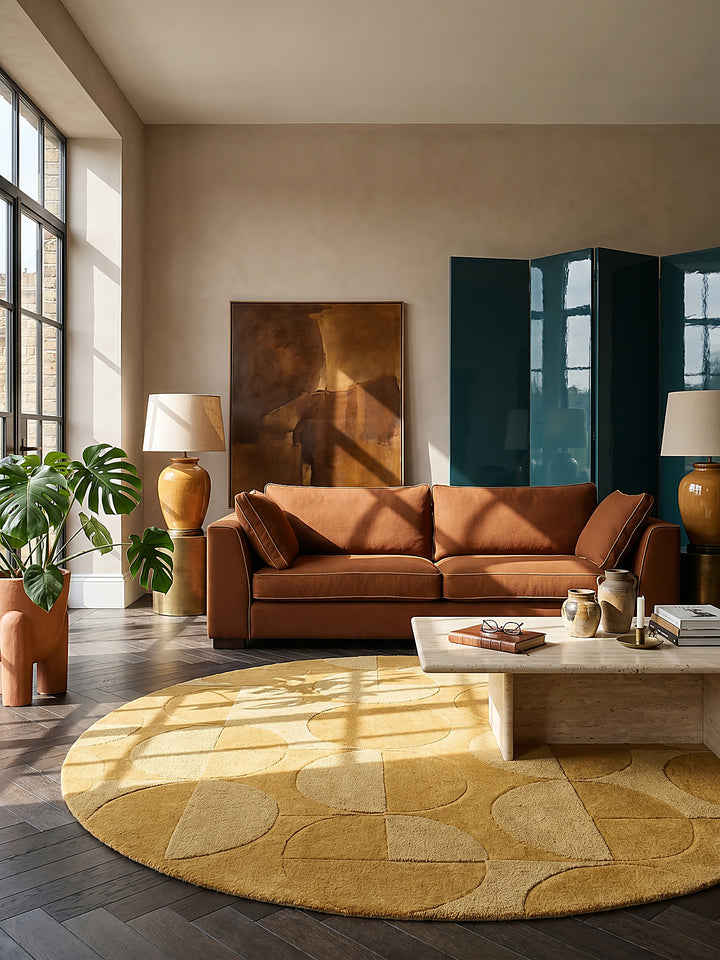 Teppich Senfgelb rund Editorial Interior als Designobjekt drapiert hochwertige Wohnaccessoires NOAH_
