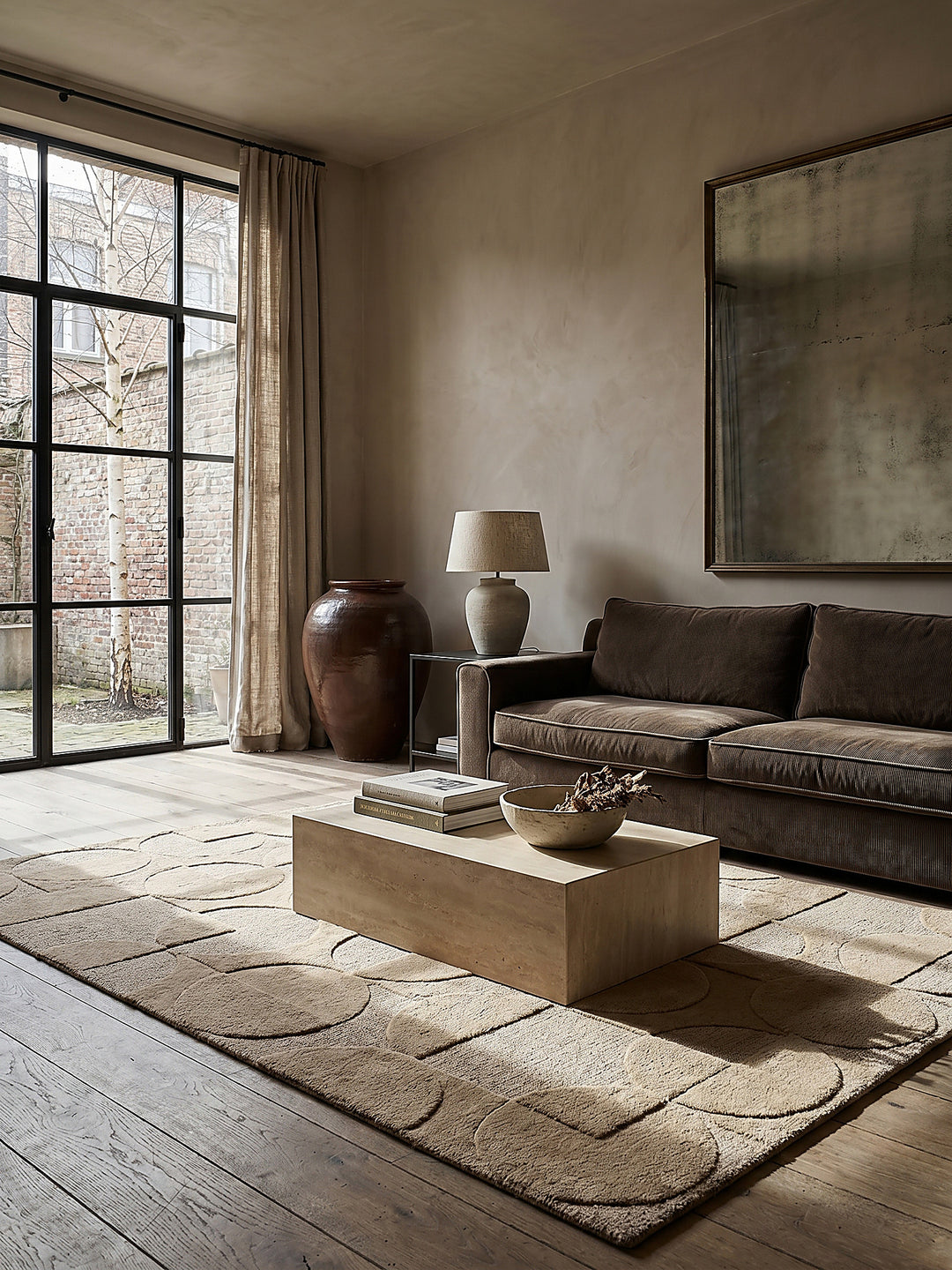 Teppich Braun rechteckig Editorial Interior als Designobjekt drapiert hochwertige Wohnaccessoires NOAH_