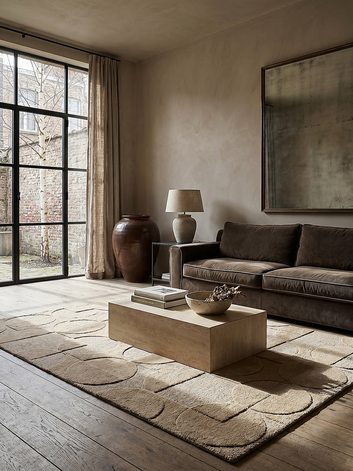 Teppich Braun rechteckig Editorial Interior als Designobjekt drapiert hochwertige Wohnaccessoires NOAH_