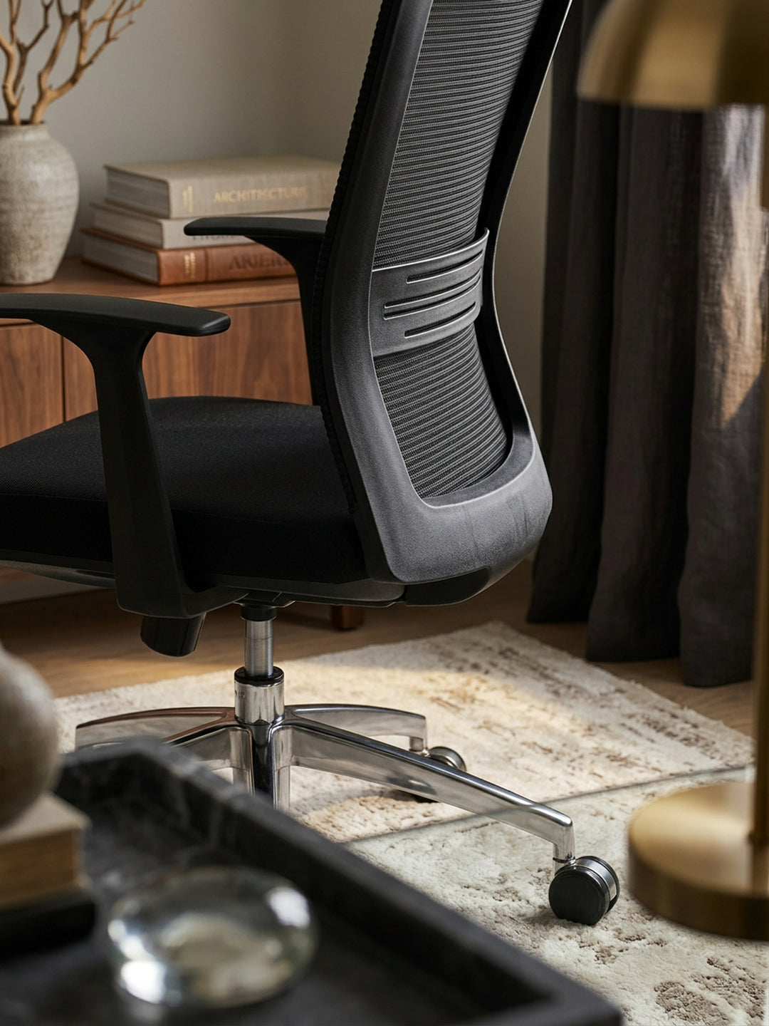 Bürostuhl Stoff schwarz Nahaufnahme hochwertige Oberfläche Stoff mit sichtbarer Materialstruktur mit Rollen und Höhenverstellung Qualität Möbel Home Office Wohnen Einrichtung Interior_