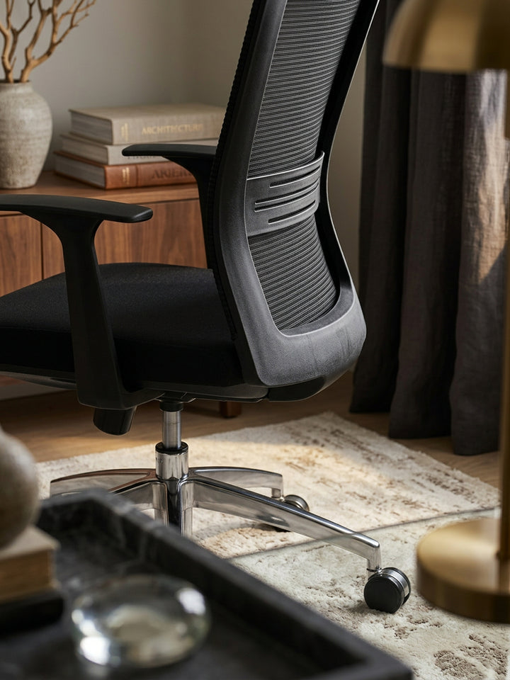 Bürostuhl Stoff schwarz Nahaufnahme hochwertige Oberfläche Stoff mit sichtbarer Materialstruktur mit Rollen und Höhenverstellung Qualität Möbel Home Office Wohnen Einrichtung Interior_