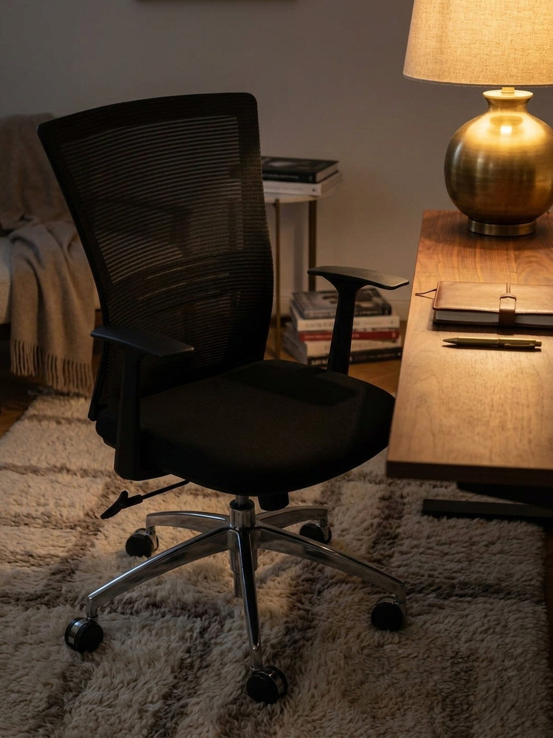 Bürostuhl aus Stoff im Einsatz Home Office dekoriert mit Styling-Accessoires Wohnatmosphäre mit Rollen und Höhenverstellung gemütlich eingerichtet Wohnen Einrichtung Interior Zuhause Design_