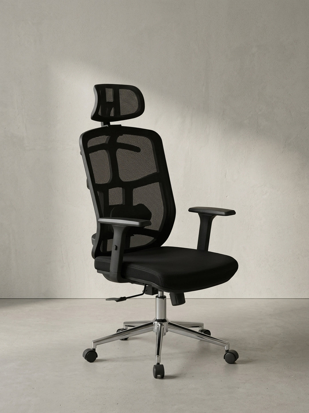 In der Frontalansicht zeigt der schwarze Bürostuhl sein ergonomisches Design mit großzügiger Kopfstütze, breiter Sitzfläche und stabiler Bauweise für Personen bis 120 kg._