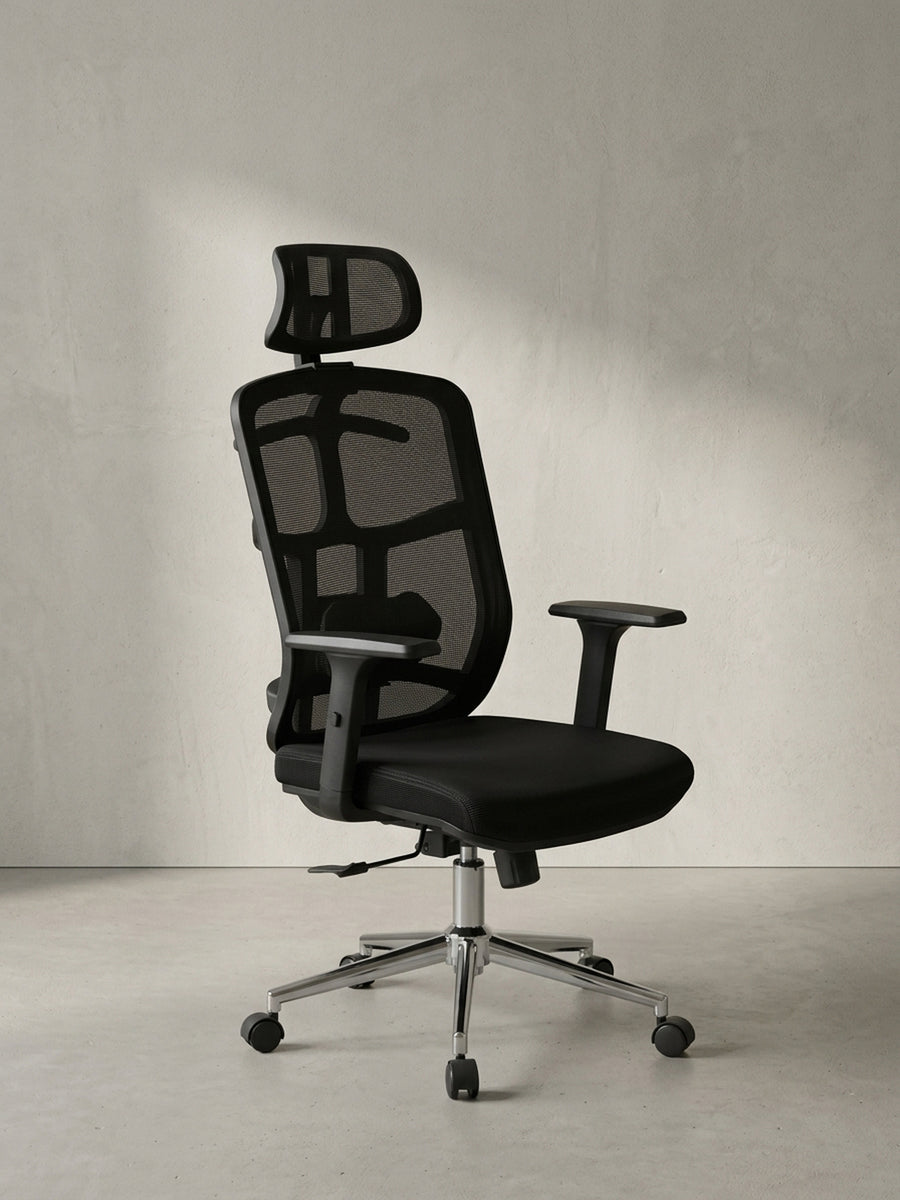 In der Frontalansicht zeigt der schwarze Bürostuhl sein ergonomisches Design mit großzügiger Kopfstütze, breiter Sitzfläche und stabiler Bauweise für Personen bis 120 kg._