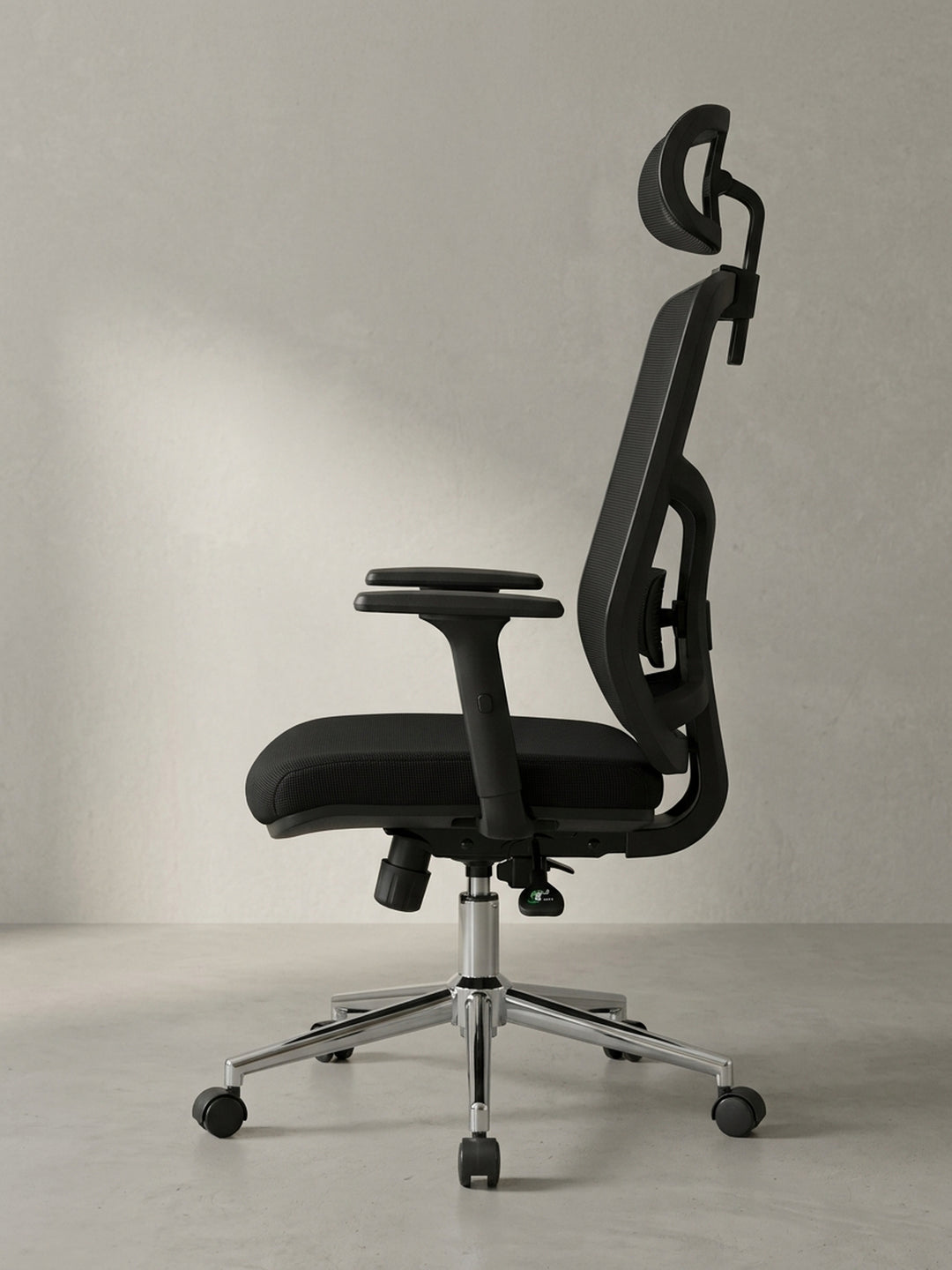 Die elegante Gesamtform des schwarzen Schreibtischsessels beweist, dass ergonomische Funktionen und ein modernes, klares Design im Büro Hand in Hand gehen können._