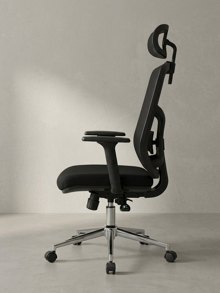 Die elegante Gesamtform des schwarzen Schreibtischsessels beweist, dass ergonomische Funktionen und ein modernes, klares Design im Büro Hand in Hand gehen können._