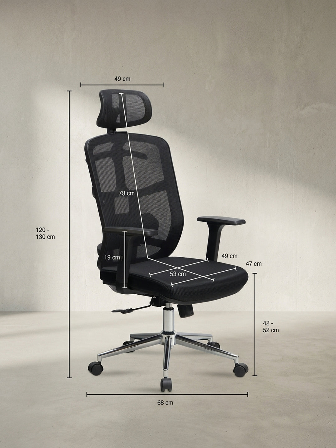 Die technische Zeichnung veranschaulicht exakt die Proportionen des schwarzen Bürostuhls, inklusive der Gesamthöhe von 120 bis 130 cm und der großzügigen Sitztiefe von 53 cm._