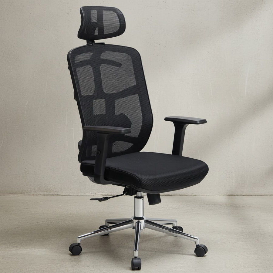 Ergonomischer Bürostuhl mit S-förmiger Rückenlehne und verstellbarer Kopfstütze - schwarzer Mesh-Bezug mit Aluminium-Fuß von Kadima Design_