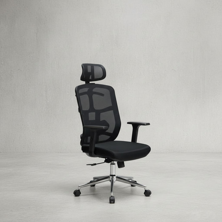 Ergonomischer Bürostuhl mit S-förmiger Rückenlehne und verstellbarer Kopfstütze - schwarzer Mesh-Bezug mit Aluminium-Fuß von Kadima Design_