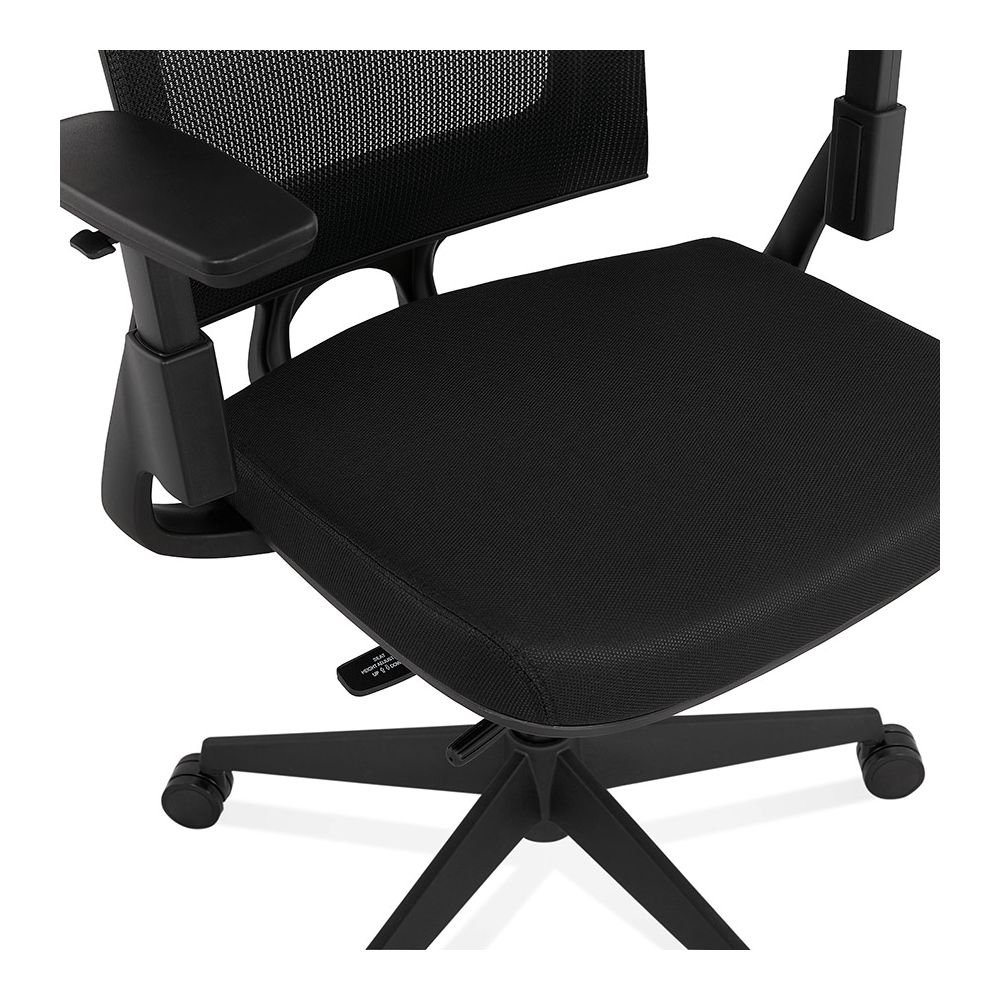 Ergonomischer Bürostuhl MERAX mit schwarzer Mesh-Rückenlehne und höhenverstellbaren 3D-Armlehnen - perfekt für lange Arbeitstage von Kadima Design_