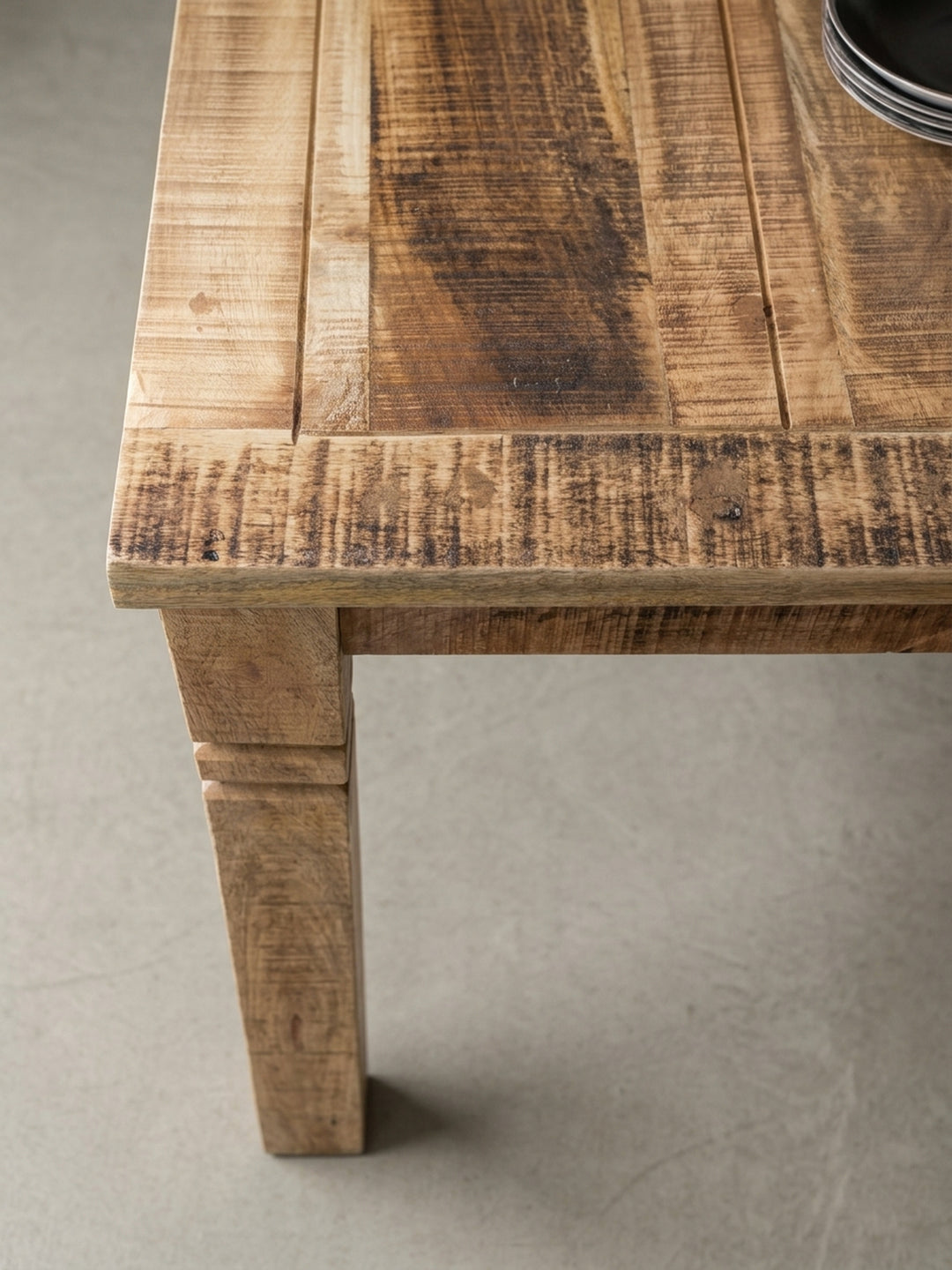 Gesamteindruck des kompakten Holztisches für 4 Personen. Das rustikale Design des massiven Mango Esstisches in Braun passt ideal in kleine Esszimmer oder als gemütlicher Küchentisch._