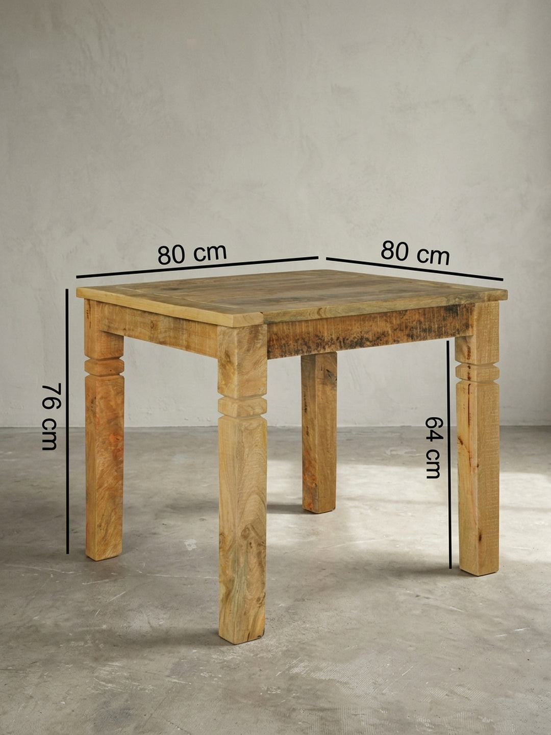 Detailansicht der Konstruktion des massiven Holztisches. Die Verbindung der quadratischen Tischplatte mit den kräftigen Beinen des braunen Küchentisches zeugt von hoher Stabilität._