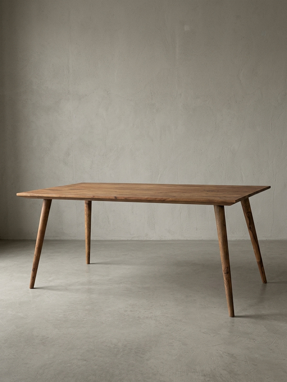 Esstisch aus warmem Sheesham-Massivholz mit markanter Maserung auf neutralem Betonhintergrund Frontalansicht 80x180x76 cm_