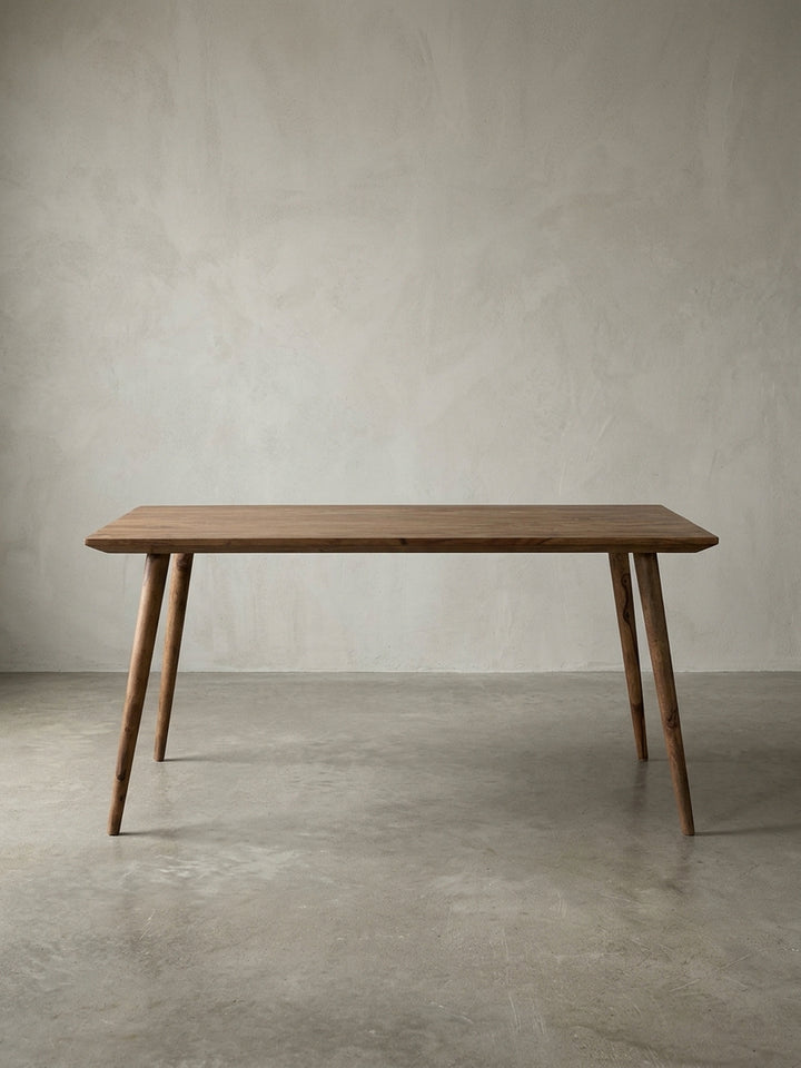 Massivholz Sheesham mit Schutzlackversiegelung aus warmem Sheesham-Massivholz mit markanter Maserung auf neutralem Betonhintergrund Frontalansicht 80x160x76 cm_