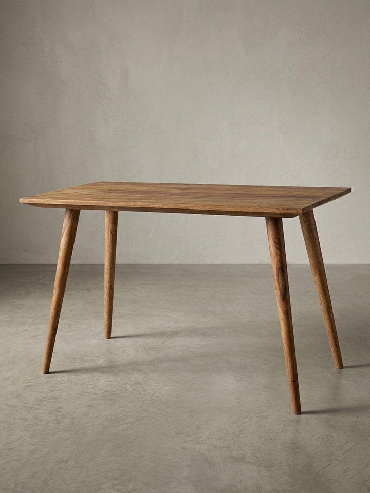 Esstisch aus warmem Sheesham-Massivholz mit markanter Maserung auf neutralem Betonhintergrund Frontalansicht 60x120x76 cm_