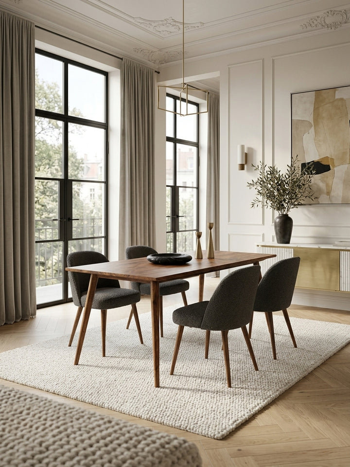 Esstisch aus warmem Sheesham-Massivholz mit markanter Maserung in modernem Esszimmer mit Teppich und stimmungsvoller Beleuchtung 60x120x76 cm_
