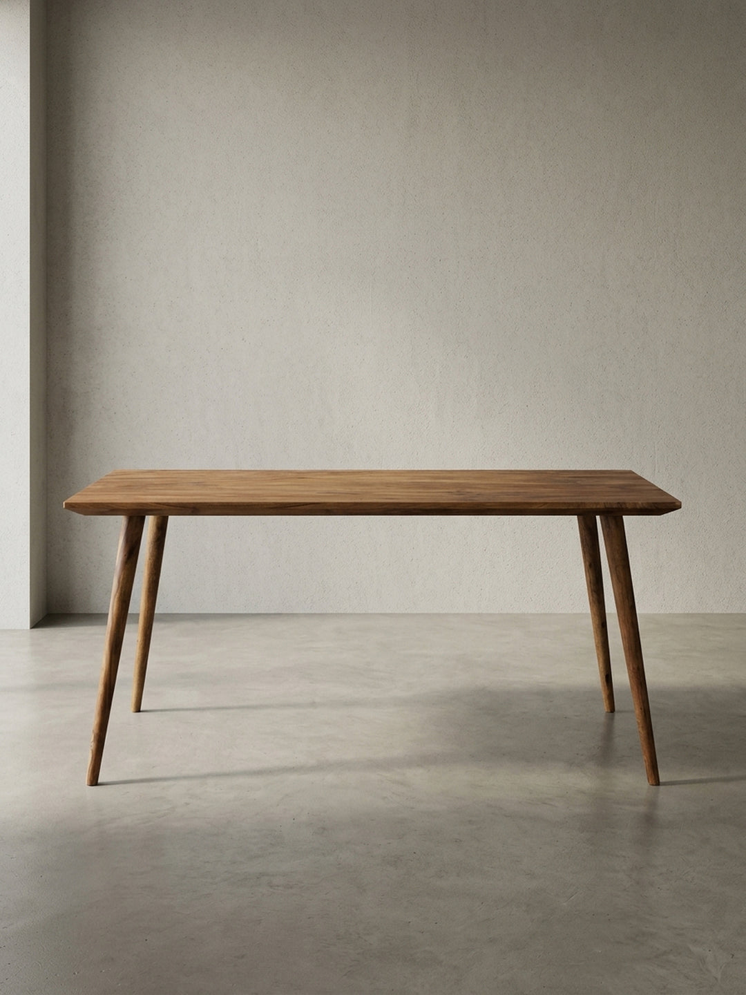 Esstisch aus warmem Sheesham-Massivholz mit markanter Maserung auf neutralem Betonhintergrund Frontalansicht 60x120x76 cm_