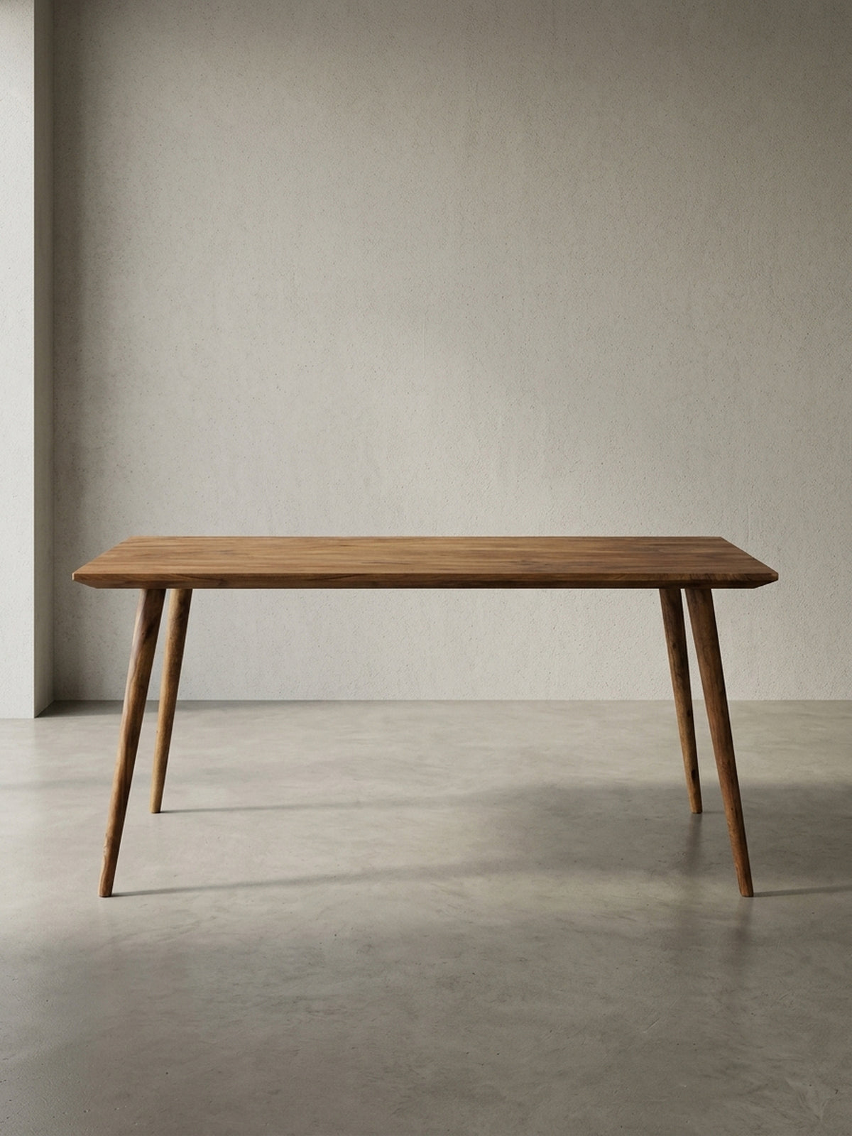Esstisch aus warmem Sheesham-Massivholz mit markanter Maserung auf neutralem Betonhintergrund Frontalansicht 60x120x76 cm_