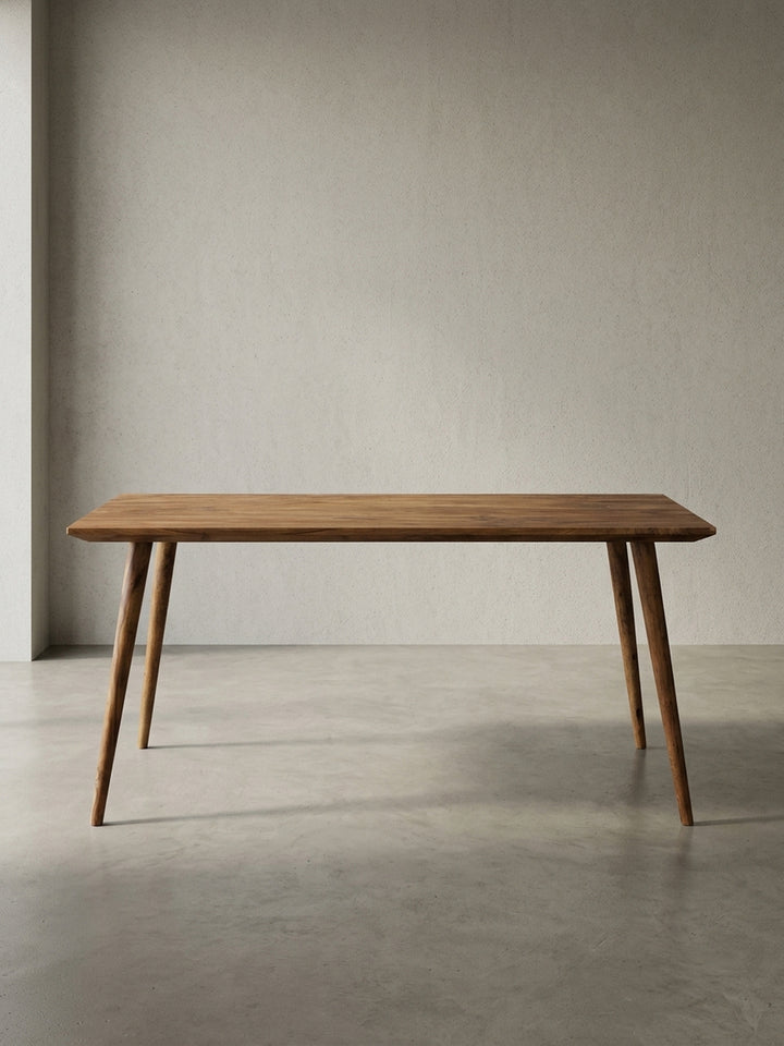 Esstisch aus warmem Sheesham-Massivholz mit markanter Maserung auf neutralem Betonhintergrund Frontalansicht 60x120x76 cm_