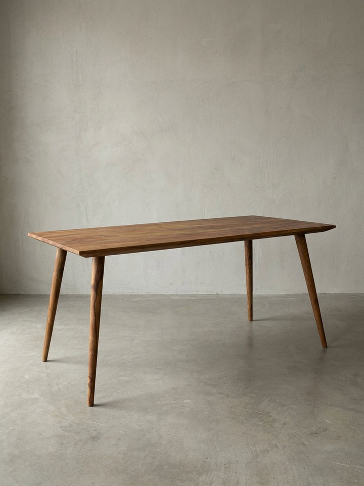 Massivholz Sheesham mit Schutzlackversiegelung aus warmem Sheesham-Massivholz mit markanter Maserung auf neutralem Betonhintergrund Frontalansicht 80x160x76 cm_