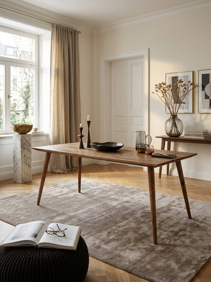 Massivholz Sheesham mit Schutzlackversiegelung aus warmem Sheesham-Massivholz mit markanter Maserung in modernem Esszimmer mit Teppich und stimmungsvoller Beleuchtung 80x160x76 cm_