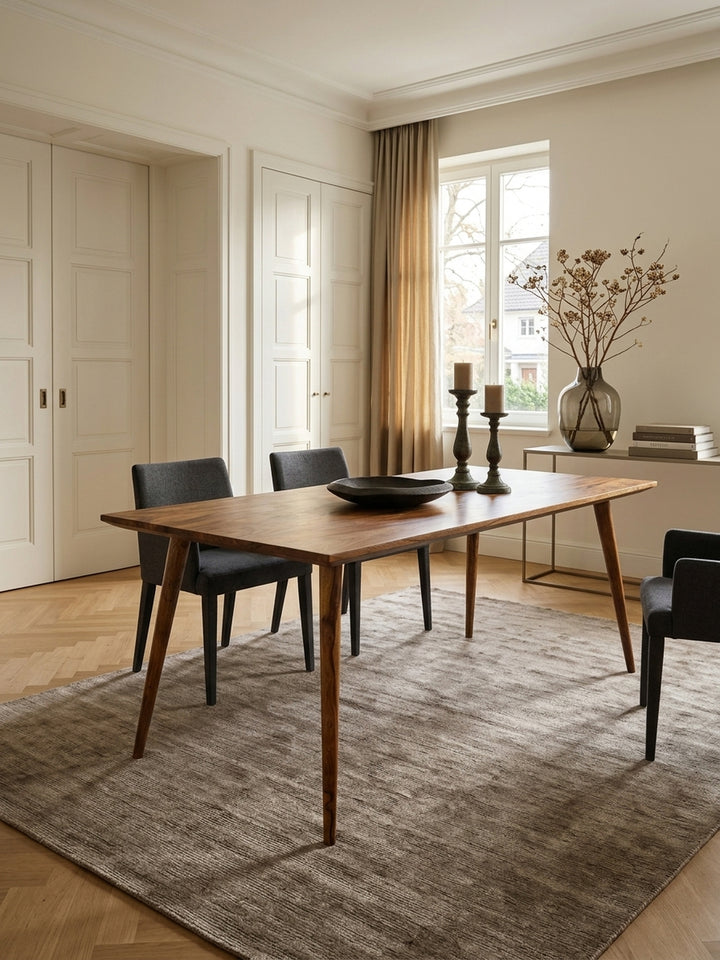 Massivholz Sheesham mit Schutzlackversiegelung Sheesham Massivholz braun 80x160x76 cm in stilvoller Esszimmer-Einrichtung mit Dekoration und Accessoires aus der Vogelperspektive_