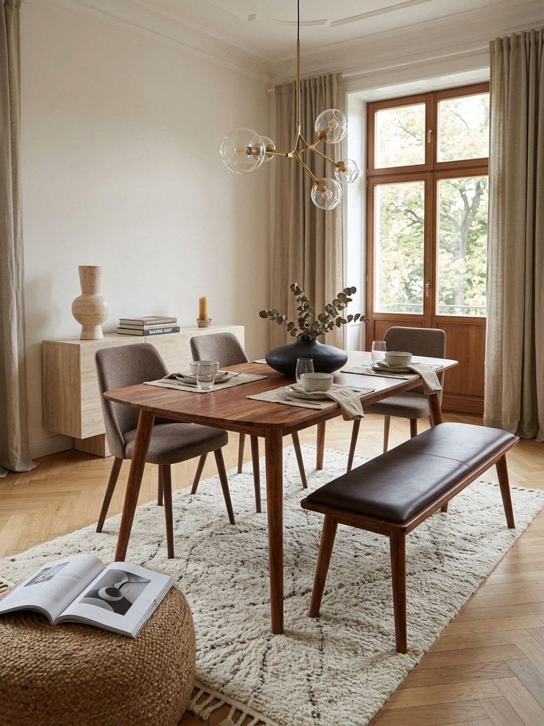 Massiver Sheesham Esstisch 120x60 cm in einem hellen, luxuriösen Esszimmer. Der organische Holztisch mit konischen Beinen bildet einen warmen Kontrast zum hellen Eichenparkett._