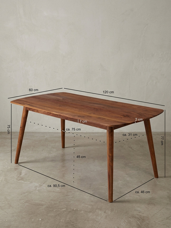 Detailansicht der soliden Konstruktion des massiven Esstisches von unten. Die präzise verschraubten, ausgestellten Beine aus Echt-Holz sorgen für Stabilität und 68 cm Beinfreiheit._