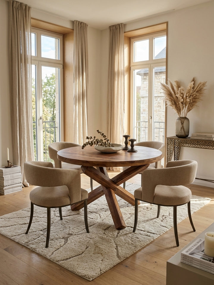 Draufsicht auf den runden 120 cm Esszimmertisch aus Sheesham Naturholz. Die großzügige Tischplatte mit lebhafter Maserung bietet optimalen Platz für ein stilvolles Dinner für vier._