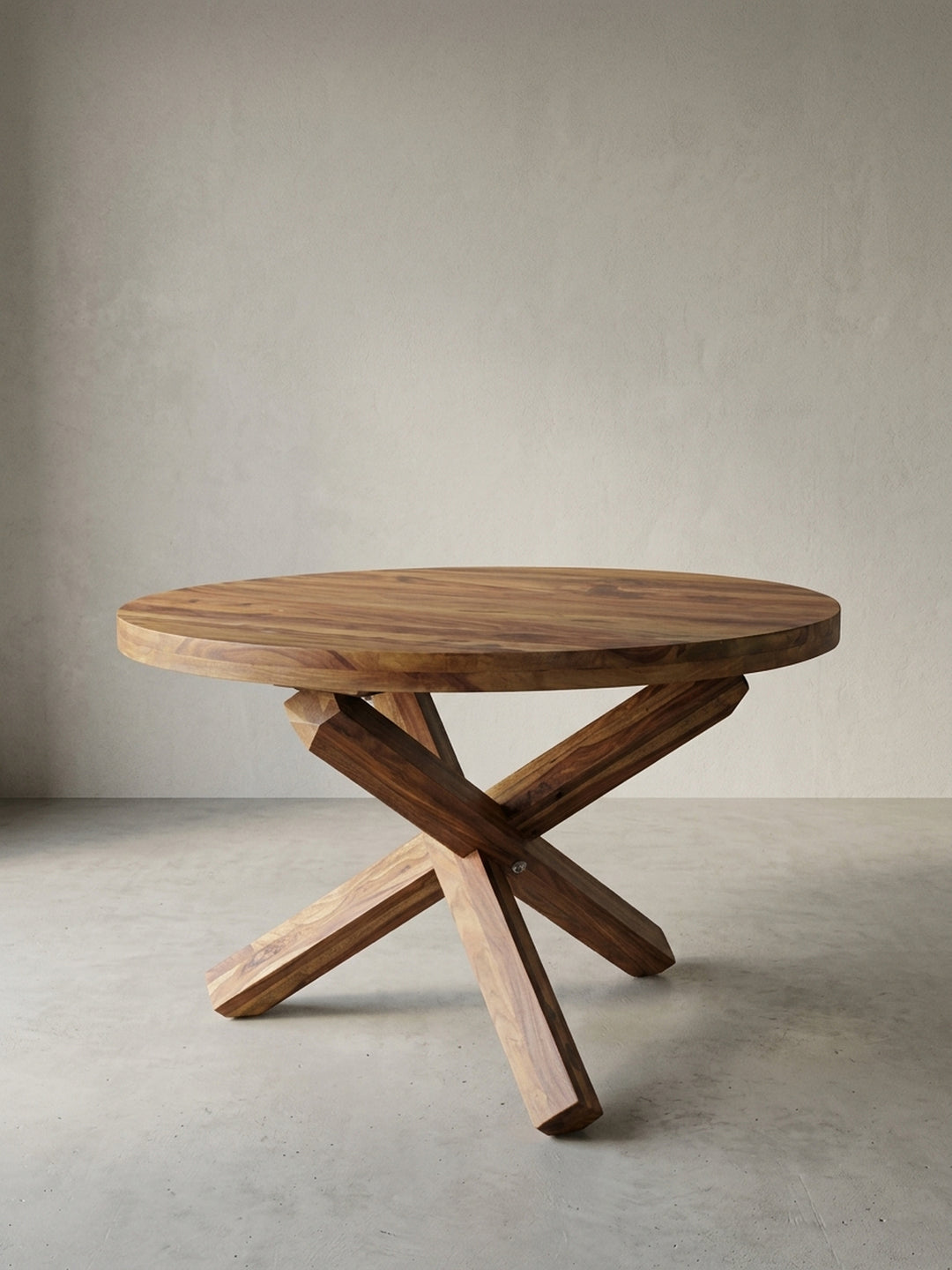 Freigestellter runder Esstisch aus massivem Sheeshamholz in der Frontansicht. Der braune Design-Tisch besticht durch seine 120cm runde Tischplatte und das moderne Landhaus-Design._