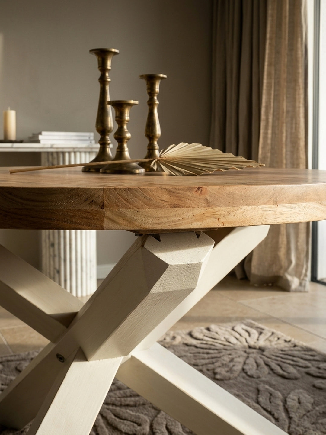 Detailaufnahme der hochwertigen Tischplatte des Holztisches. Die markante Maserung und warme Farbstruktur der massiven Akazie wird durch den schützenden PU-Lack hervorgehoben._