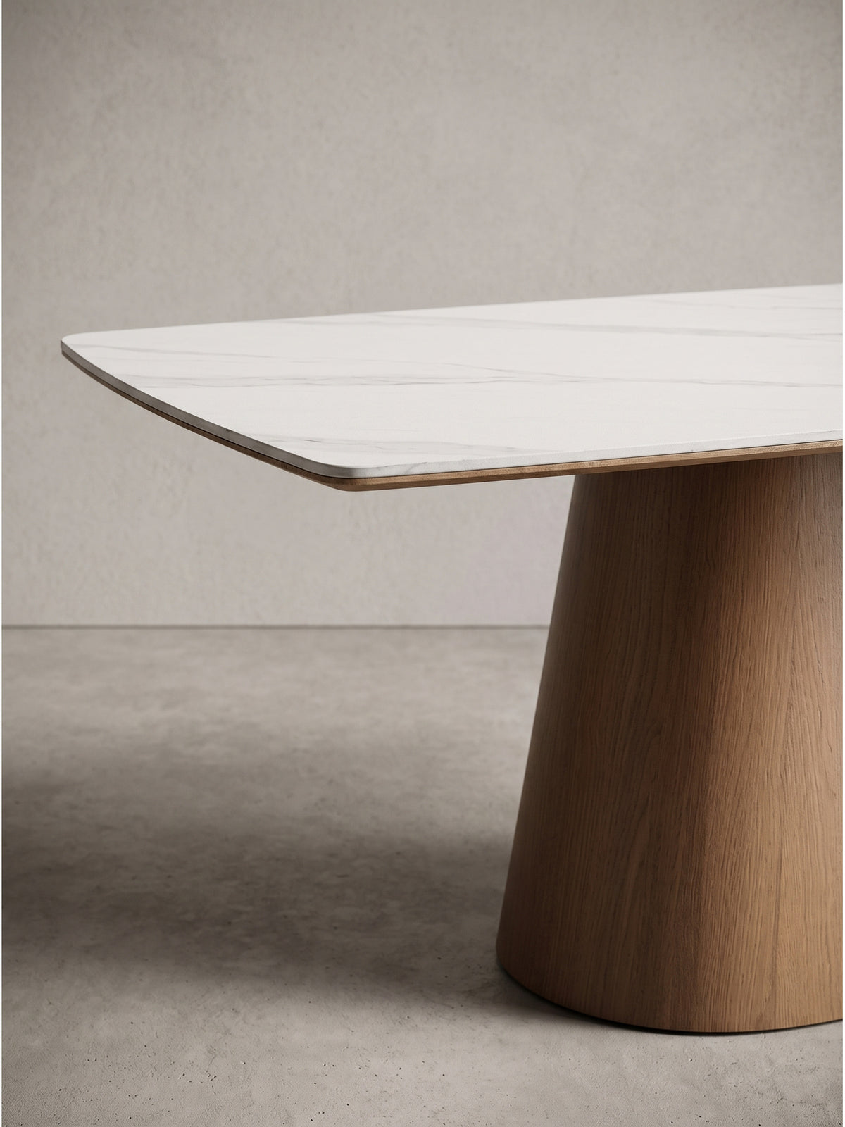 Gesamtansicht des eleganten Esszimmertisches, der modernes Design mit pflegeleichten und kratzfesten Materialien für den Alltag vereint_