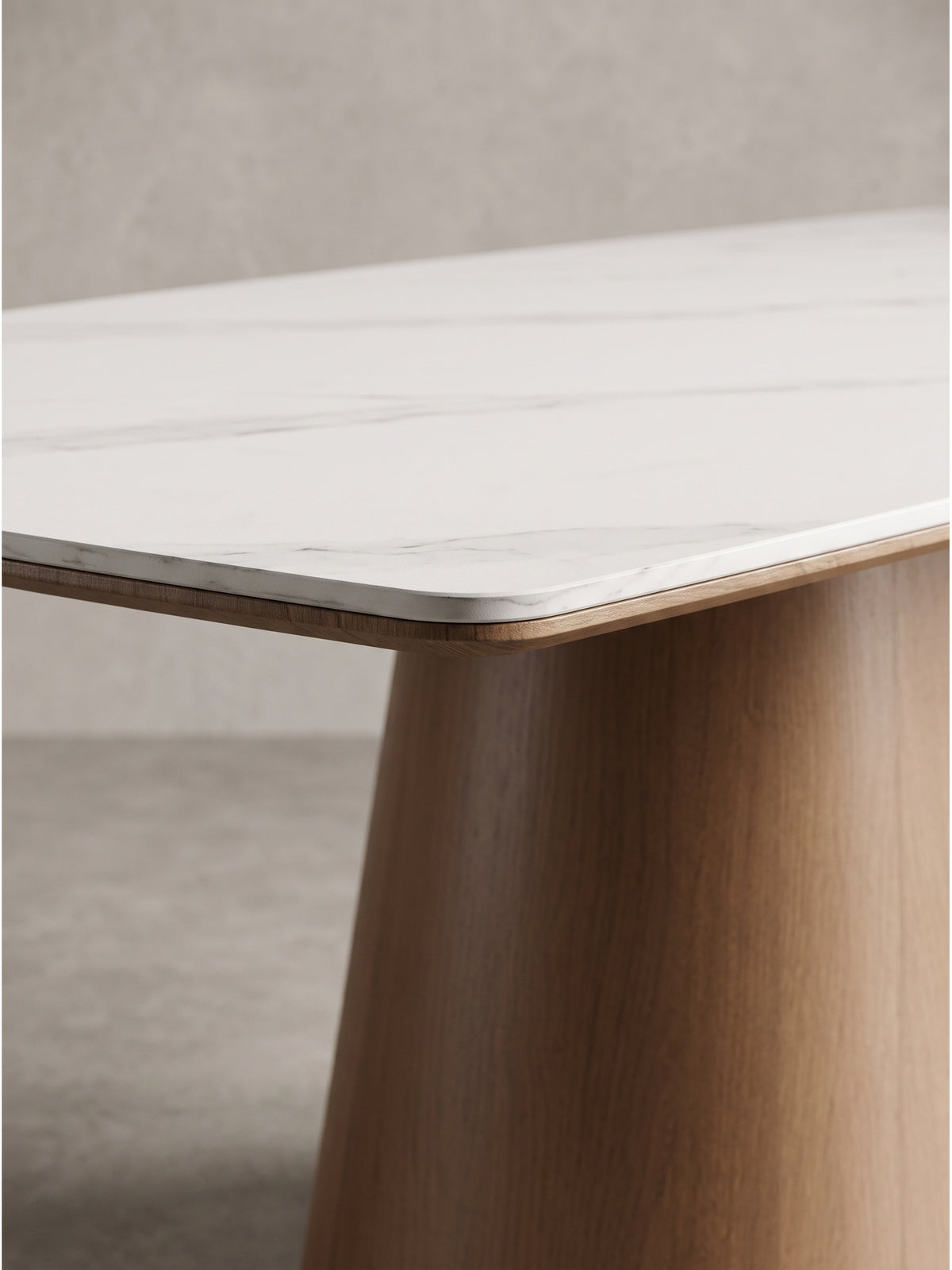 Alternative Perspektive auf den rechteckigen Tisch, die harmonische Kombination aus hellem Marmor-Design und Metallgestell in Holzoptik_