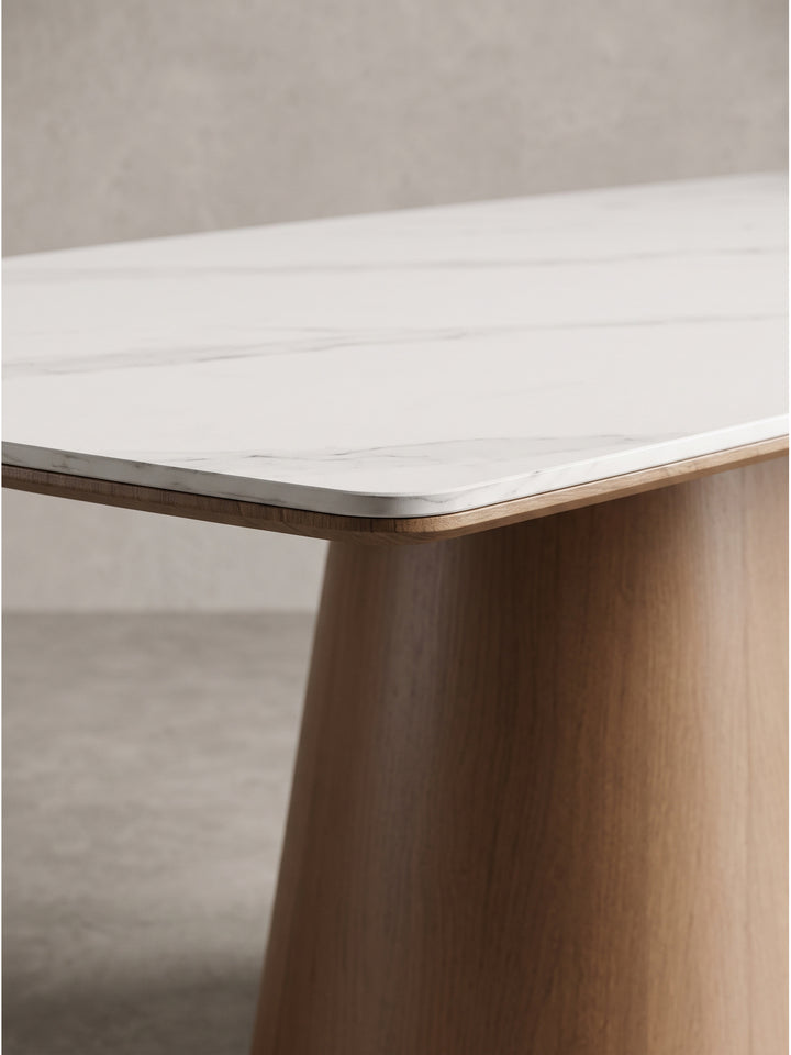 Alternative Perspektive auf den rechteckigen Tisch, die harmonische Kombination aus hellem Marmor-Design und Metallgestell in Holzoptik_