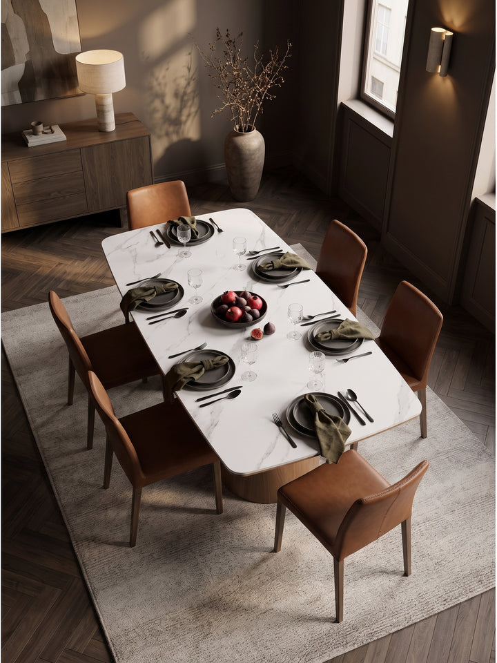 Draufsicht auf den Esstisch 200x90 cm mit Marmor-Dekor, stilvoll gedeckt für zehn Personen in einem modernen Japandi-Esszimmer_