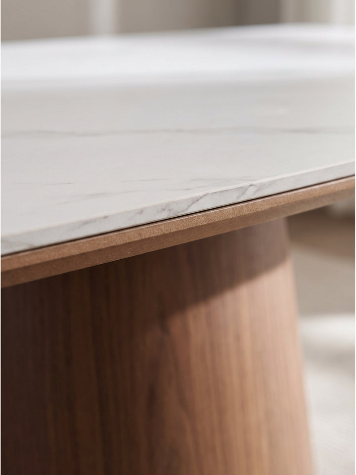 Detailaufnahme der hitzebeständigen weißen Tischplatte aus Sinterstein mit eleganter grauer Marmor-Maserung und abgerundeten Kanten_