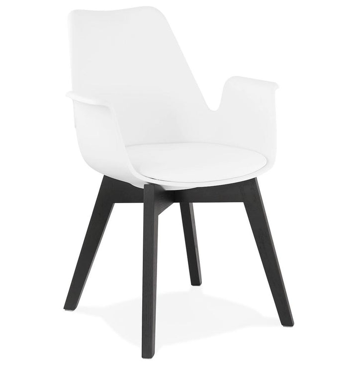 Weißer Designstuhl - schwarzes Eichengestell - ergonomische Form für modernen Style von Kadima Design_