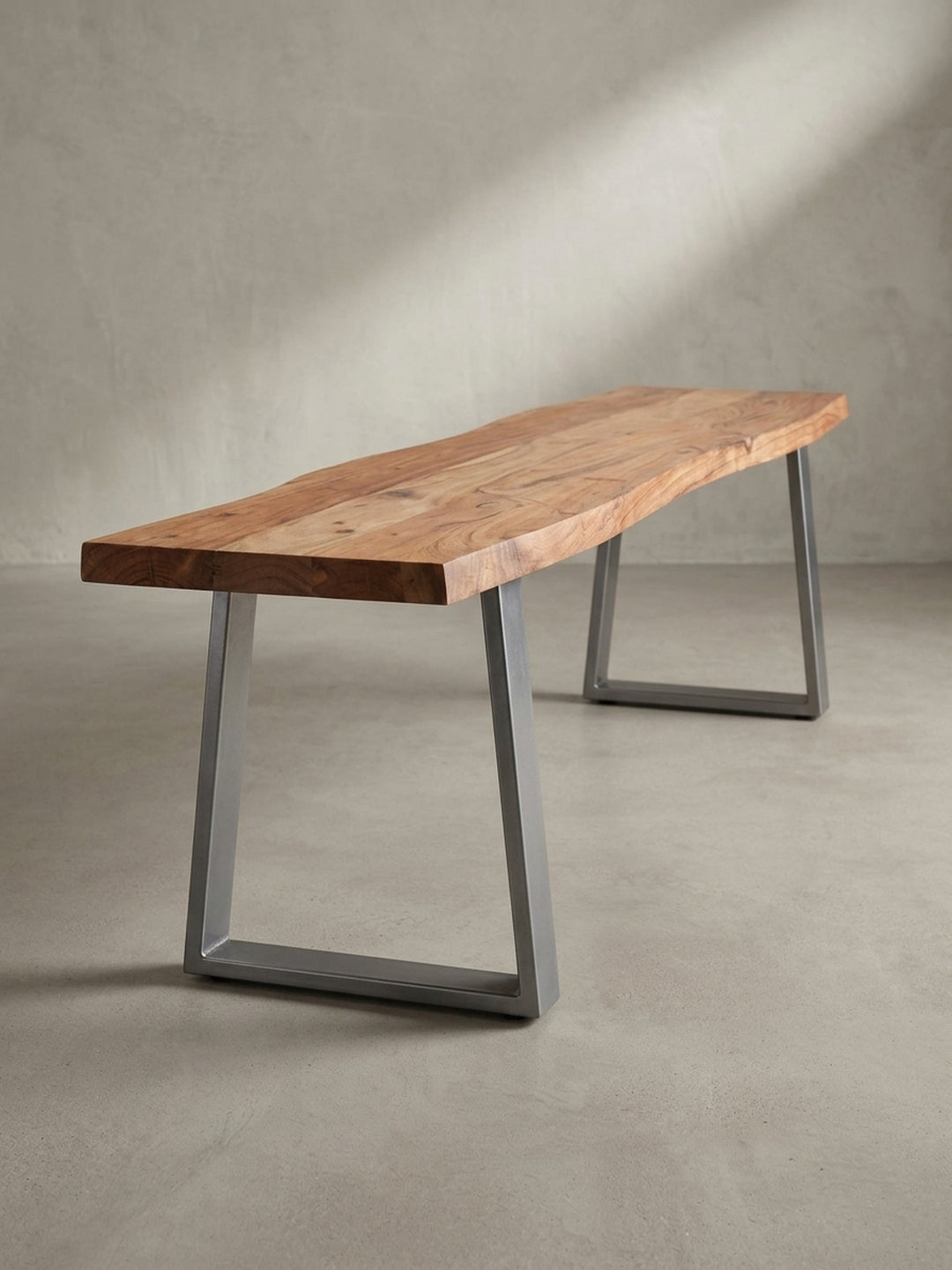 Seitenprofil einer schmalen Sitzbank aus Holz und Metall, ideal für die Küche oder den Flur, die ihre schlanke Silhouette und robuste Konstruktion präsentiert._
