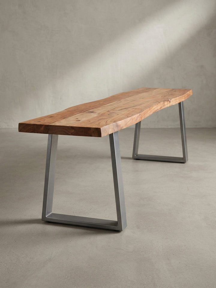 Seitenprofil einer schmalen Sitzbank aus Holz und Metall, ideal für die Küche oder den Flur, die ihre schlanke Silhouette und robuste Konstruktion präsentiert._