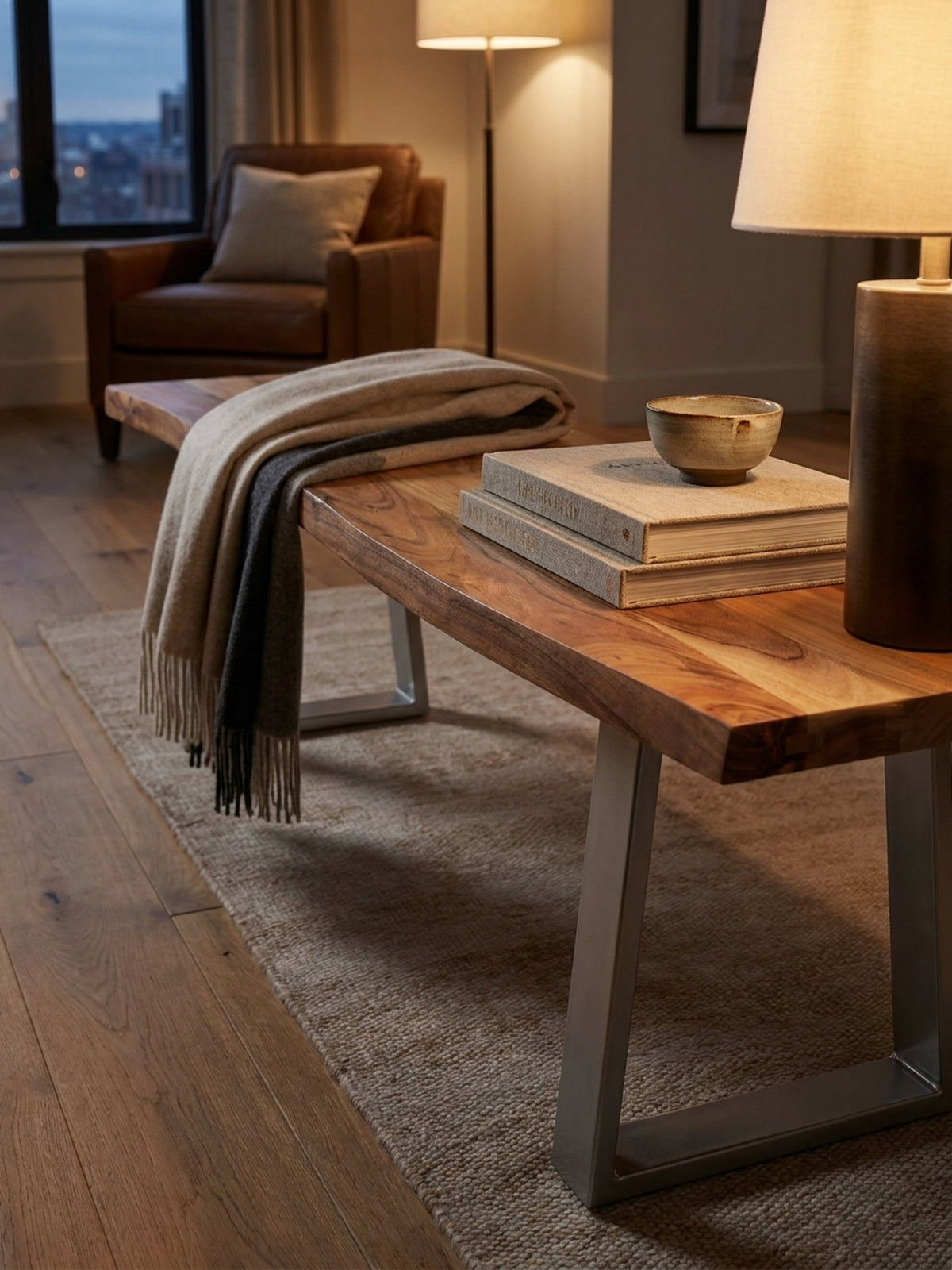 Ein stilvolles Detail-Arrangement auf einer Holzbank im Esszimmer: ein Glas Wasser und eine schlichte Vase unterstreichen das moderne Design._